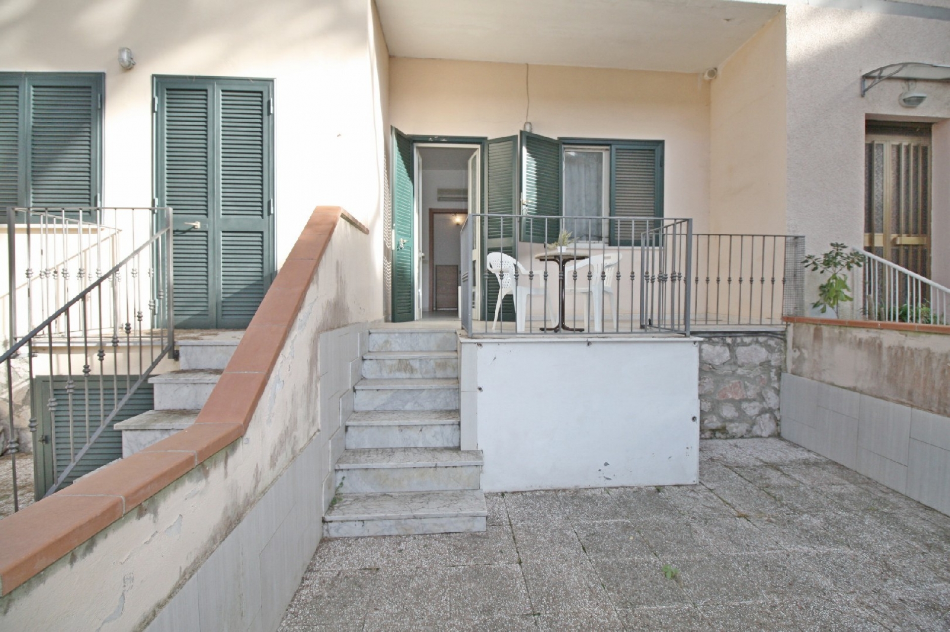 TRILOCALE 6 POSTI LETTO CON GIARDINO ESCLUSIVO