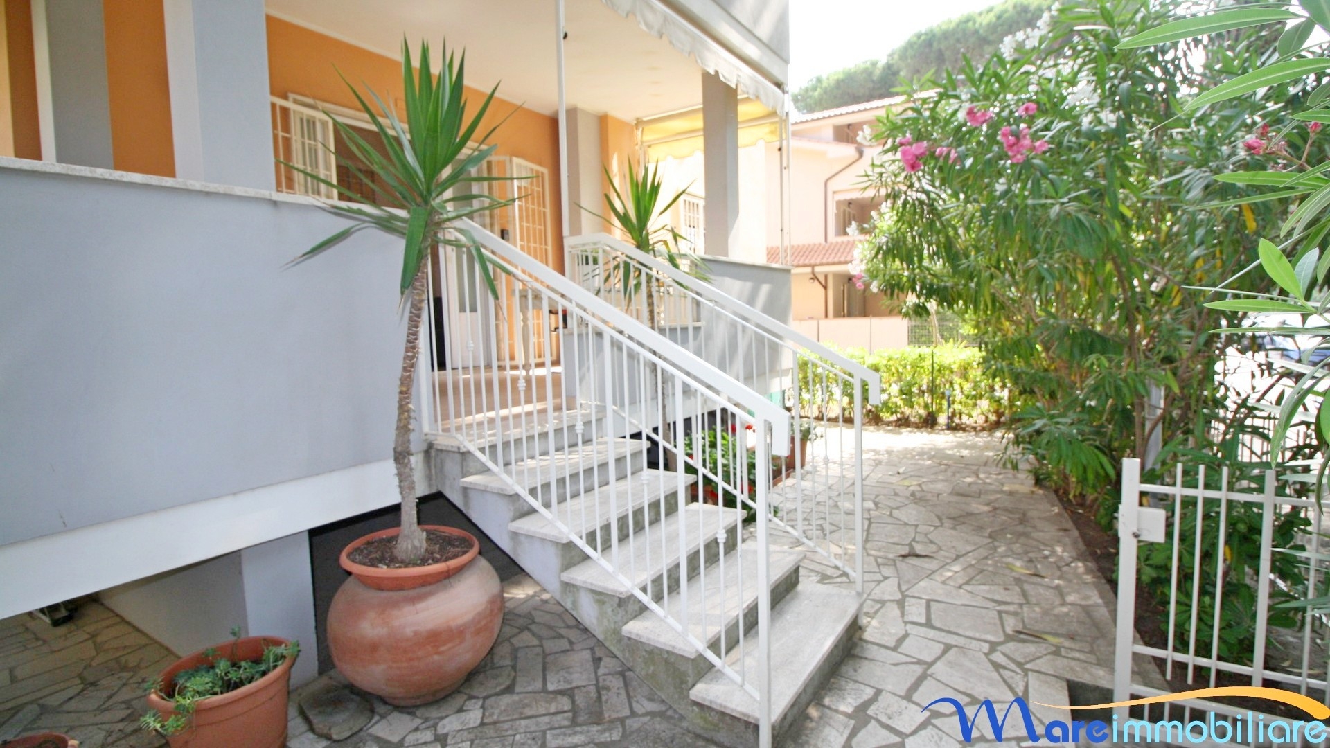 Appartamento due camere doppi servizi con giardino