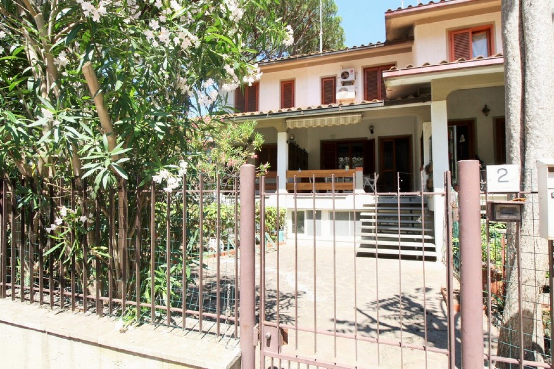 Villetta immersa nella pineta con giardino e ingresso indipendente