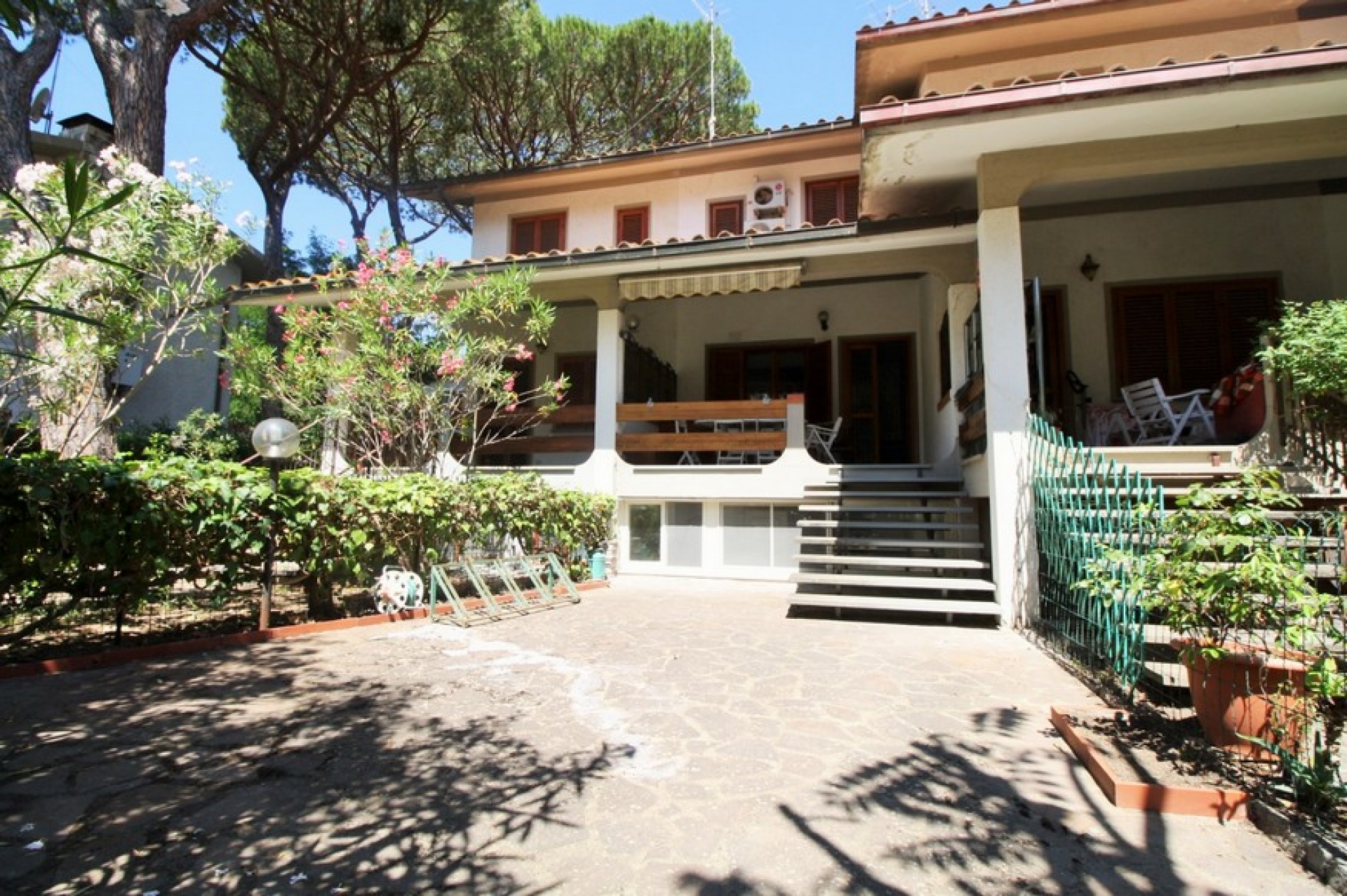 Villetta immersa nella pineta con giardino e ingresso indipendente