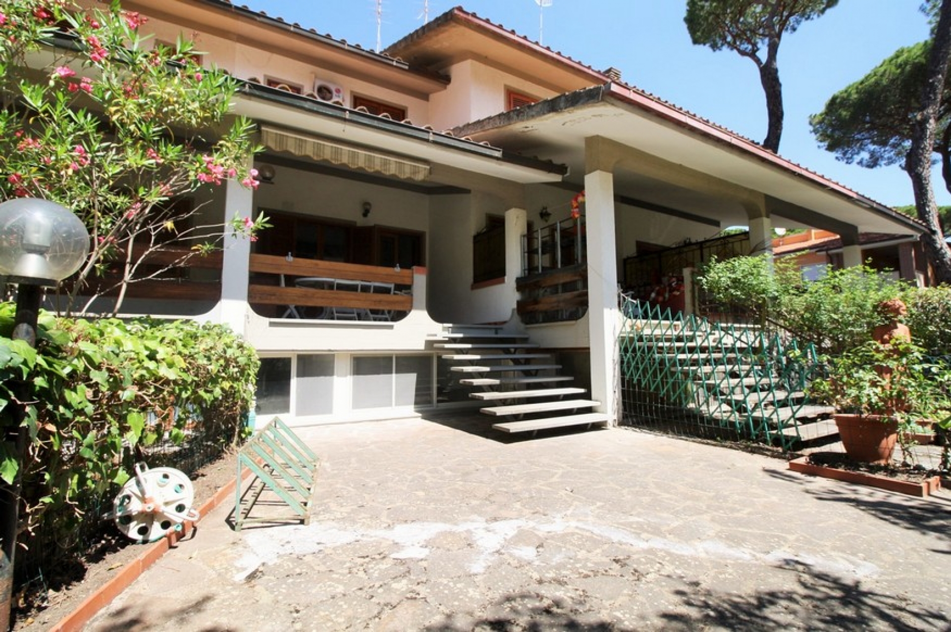 Villetta immersa nella pineta con giardino e ingresso indipendente
