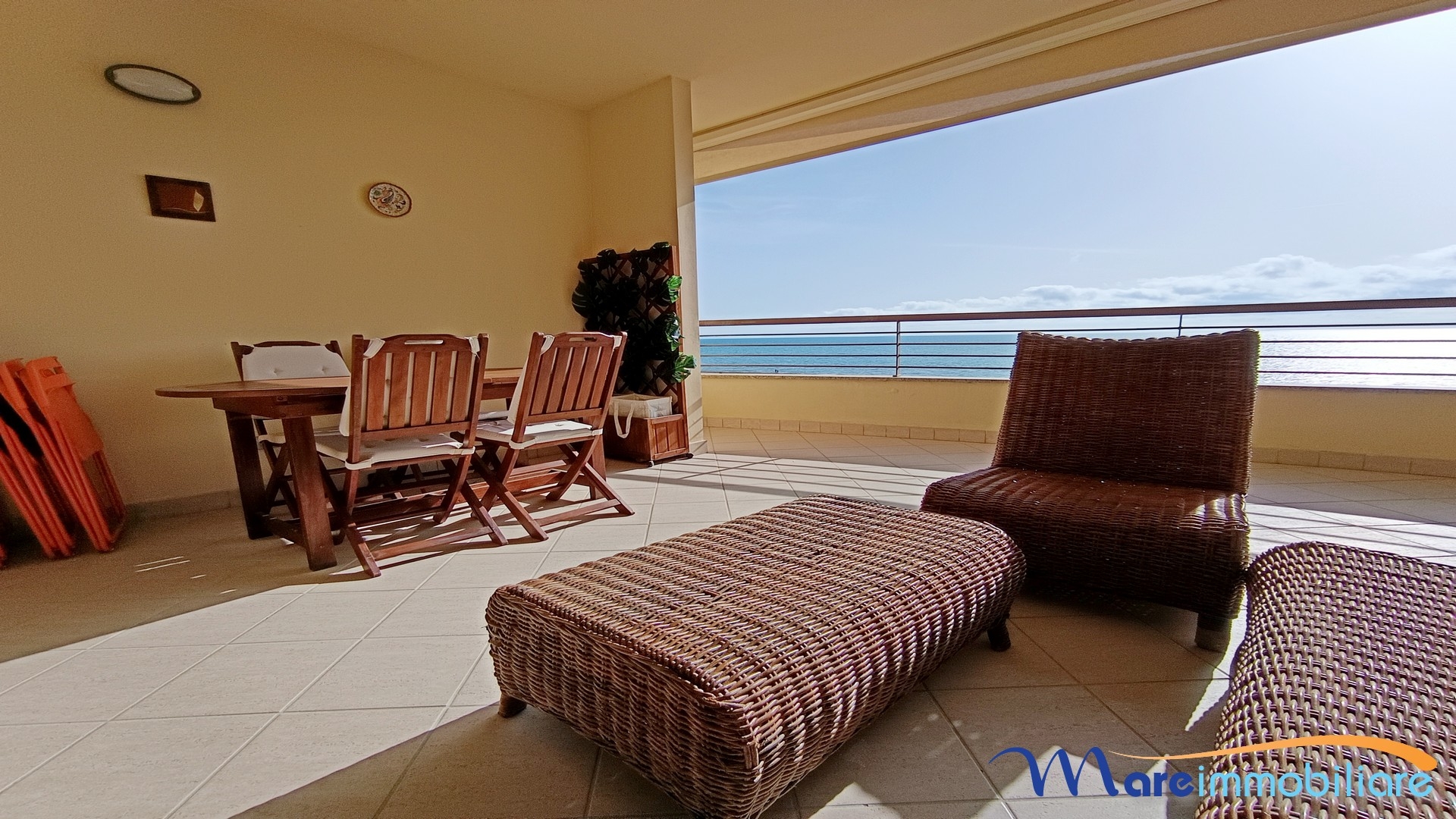 fronte mare con 2 camere e posto auto