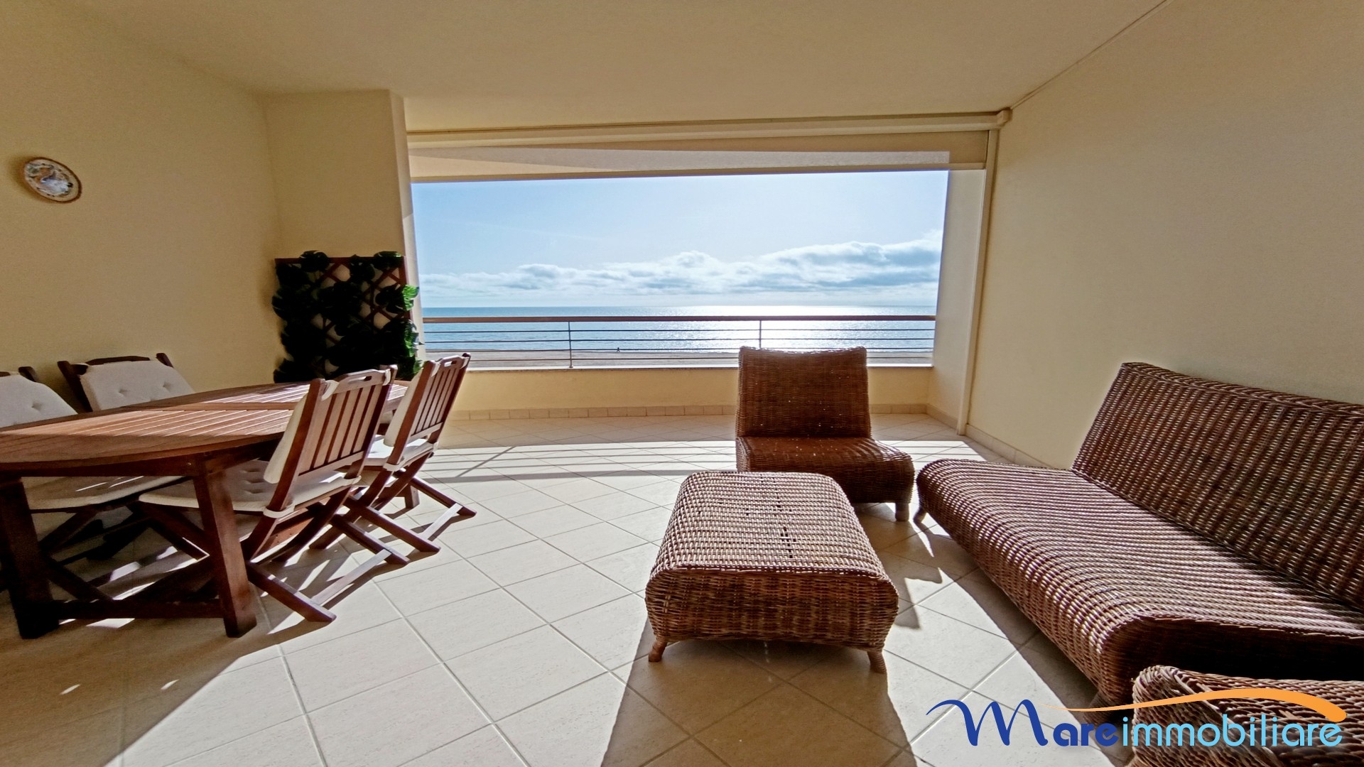 fronte mare con 2 camere e posto auto