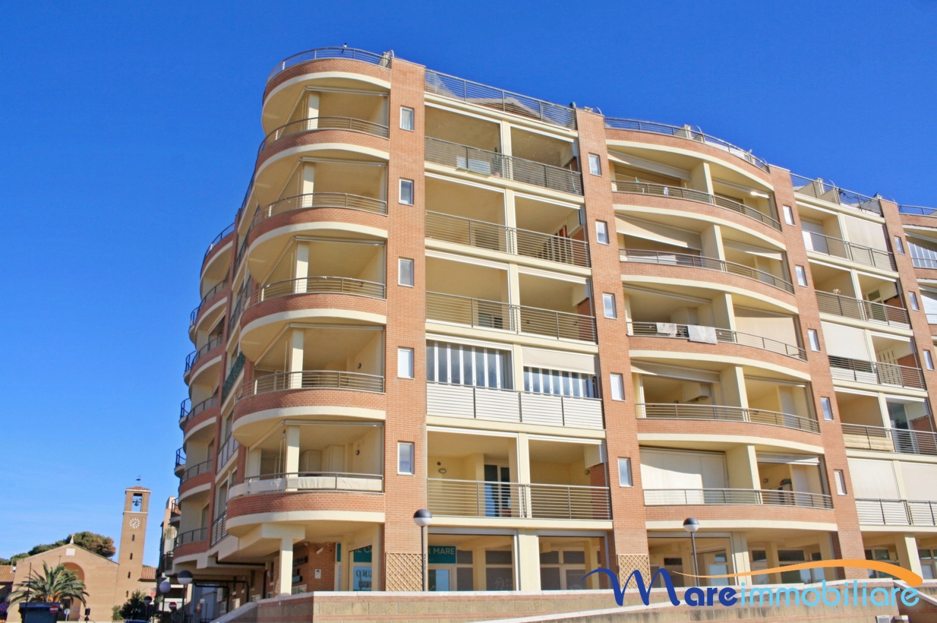 fronte mare con 2 camere e posto auto
