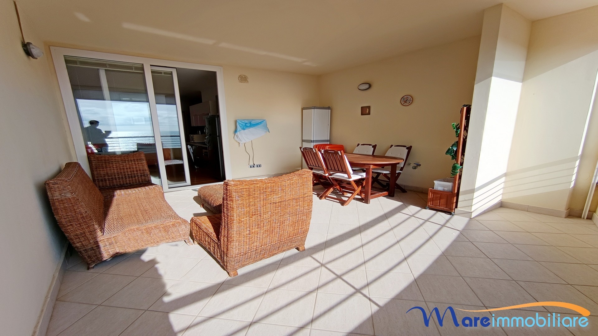 fronte mare con 2 camere e posto auto