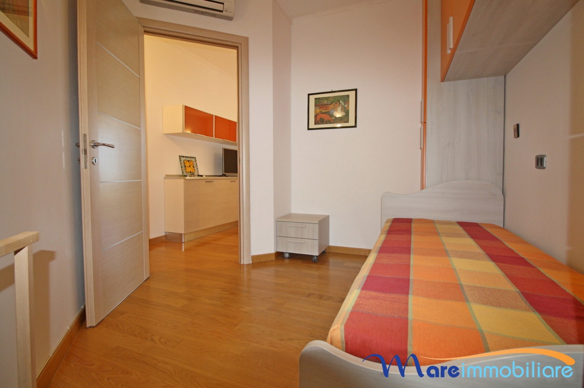 fronte mare con 2 camere e posto auto