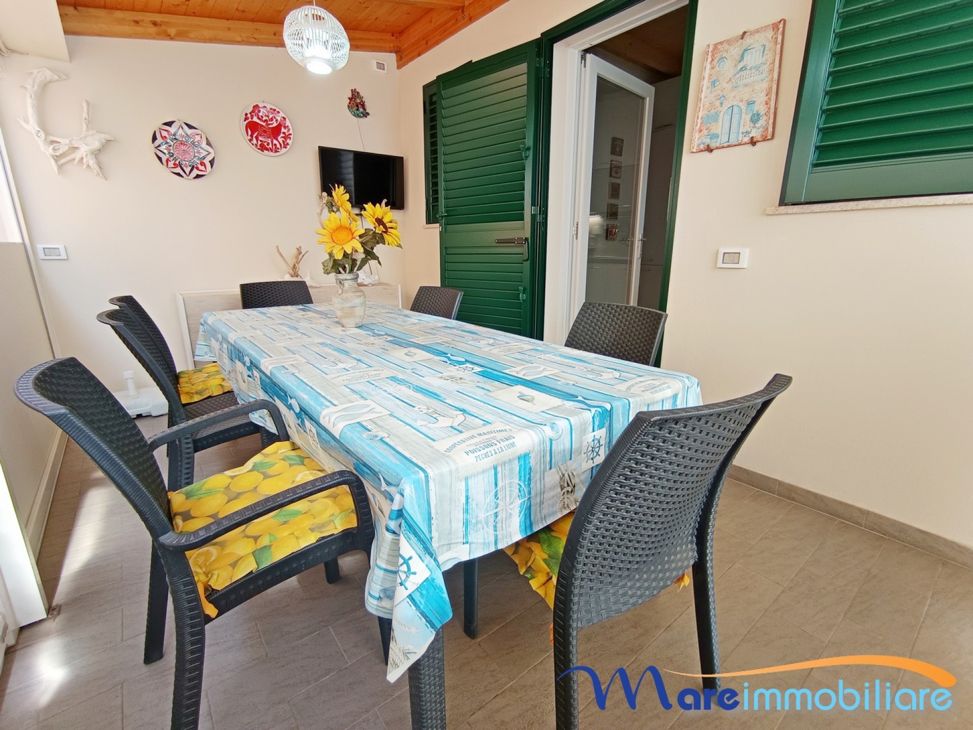 Esclusivo quattro vani con veranda e giardino