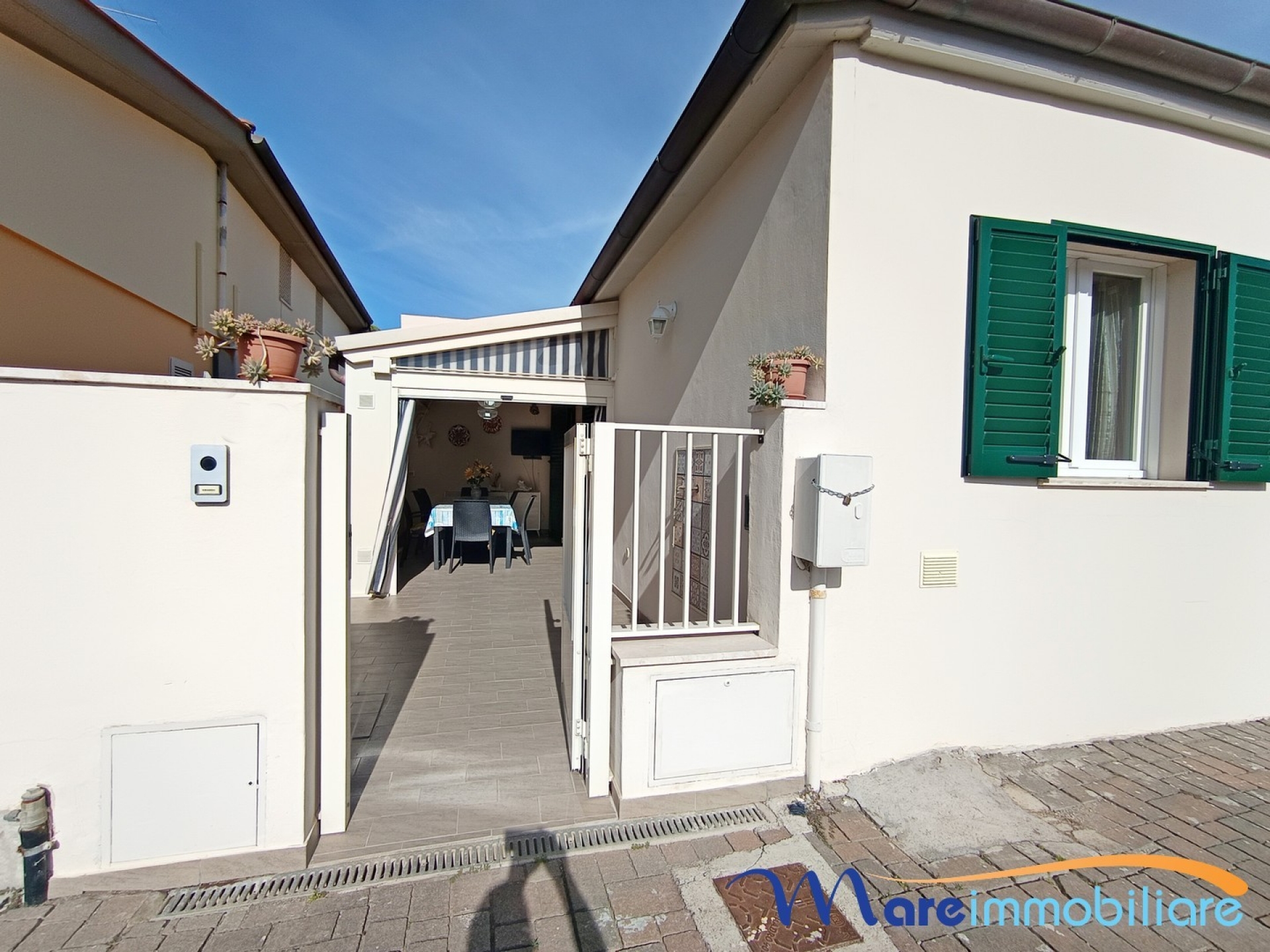 Esclusivo quattro vani con veranda e giardino