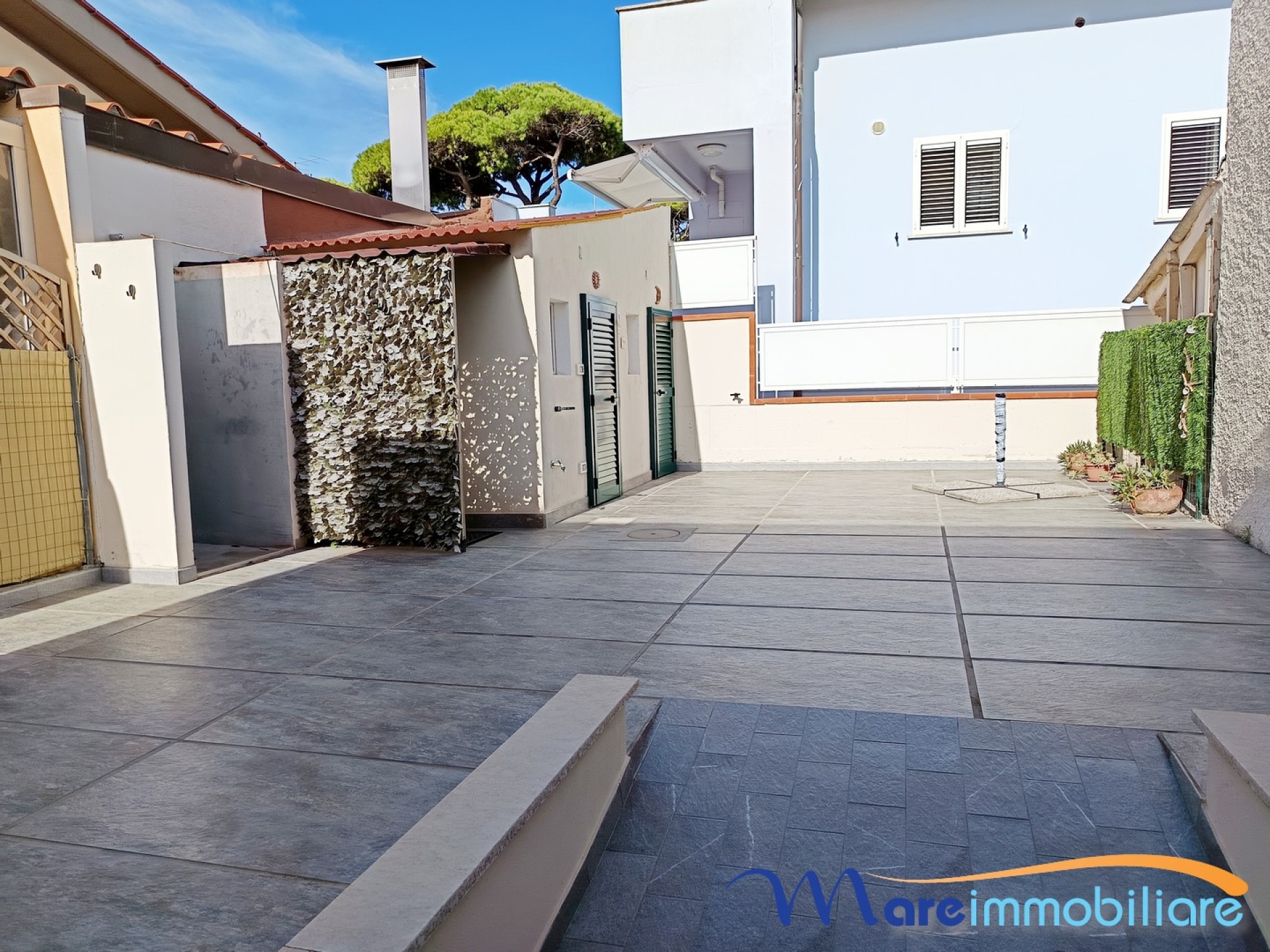 Esclusivo quattro vani con veranda e giardino
