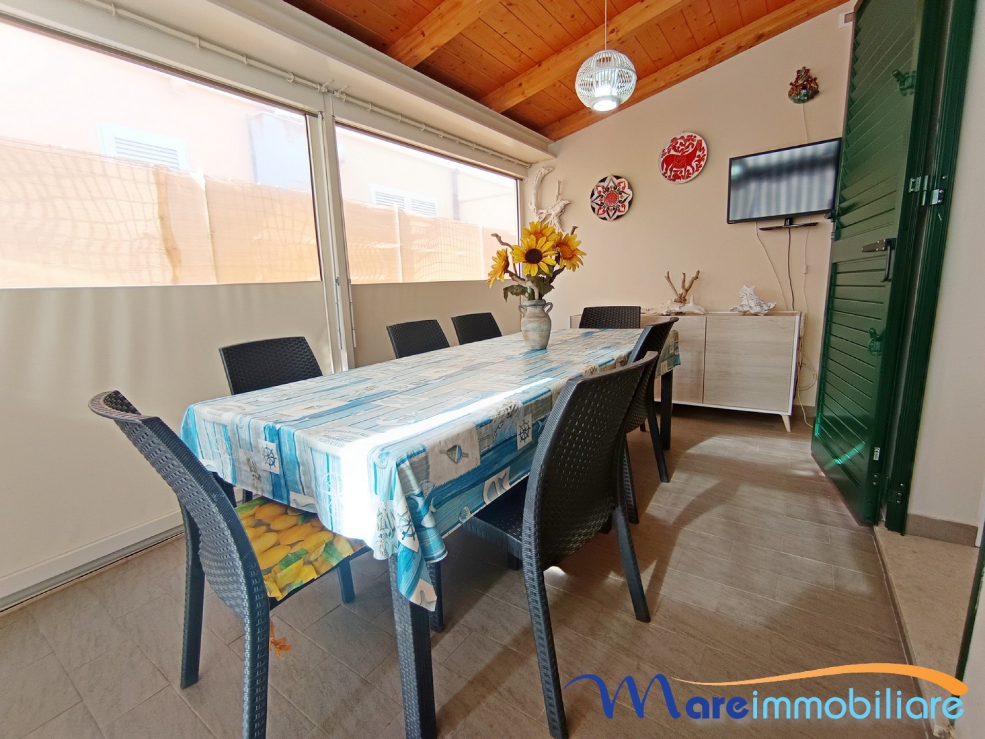 Esclusivo quattro vani con veranda e giardino