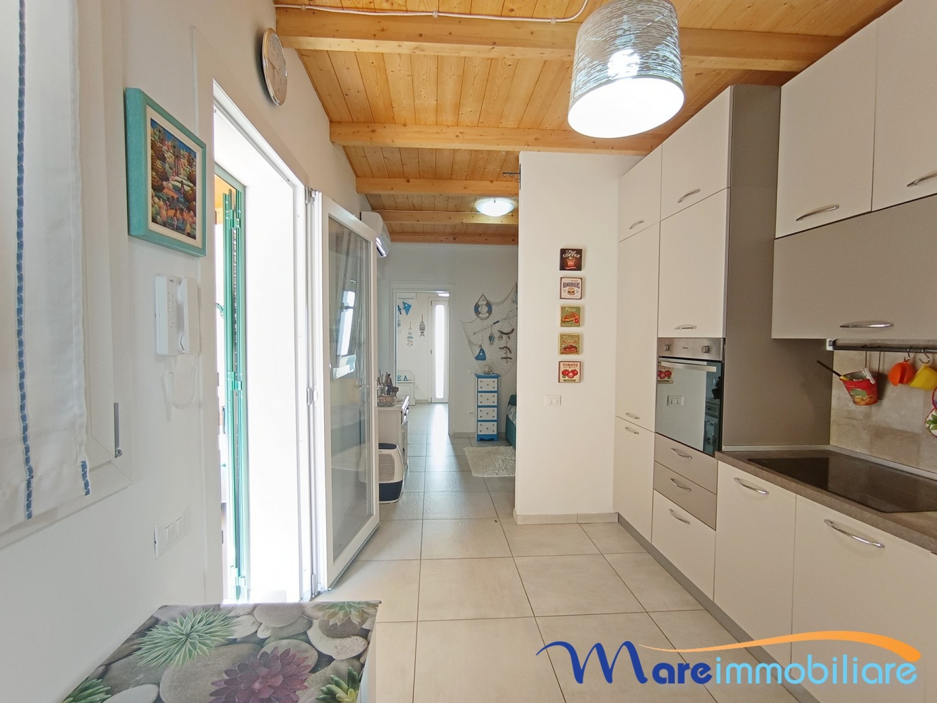 Esclusivo quattro vani con veranda e giardino