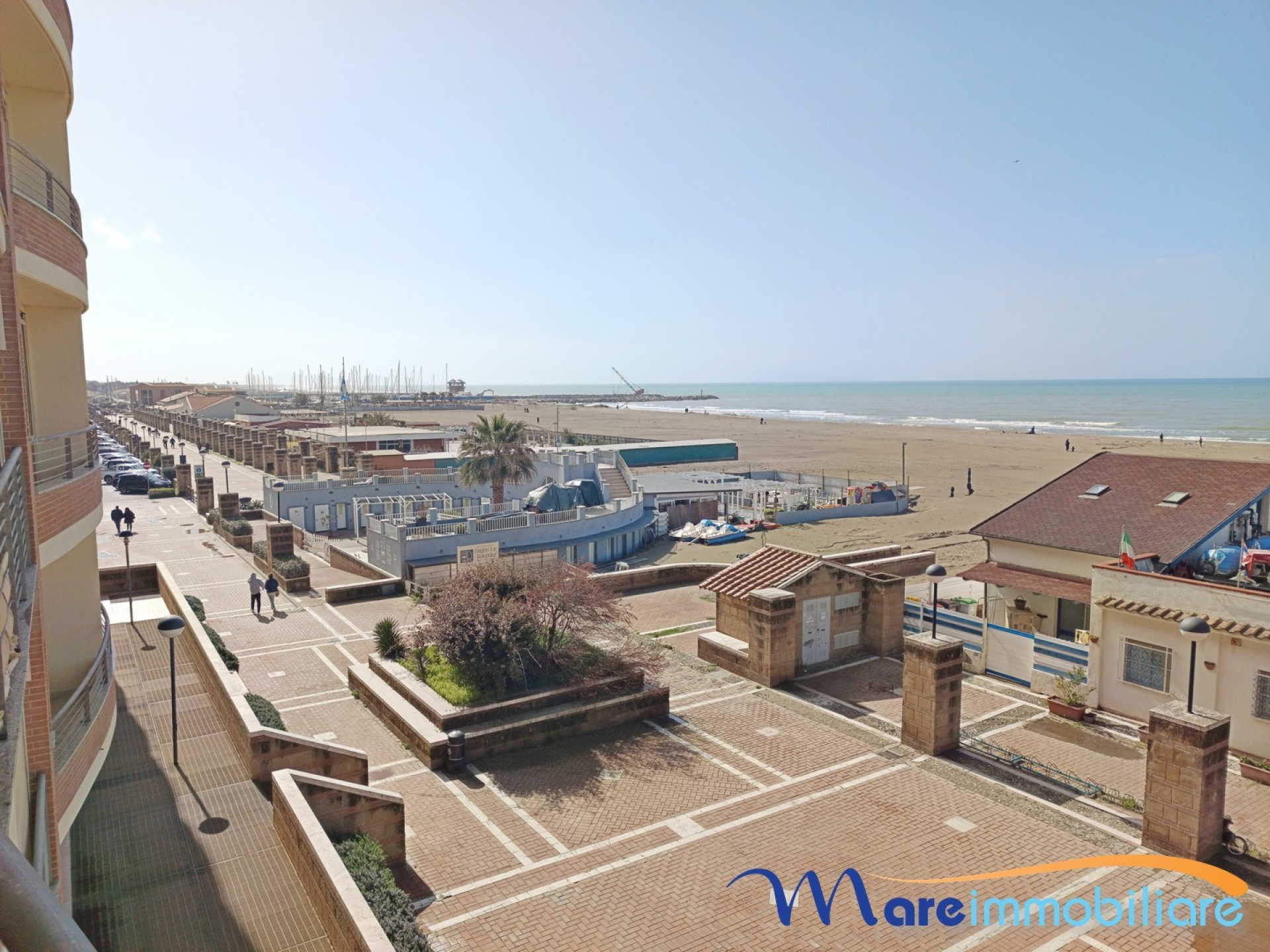 fronte mare con 2 camere e posto auto