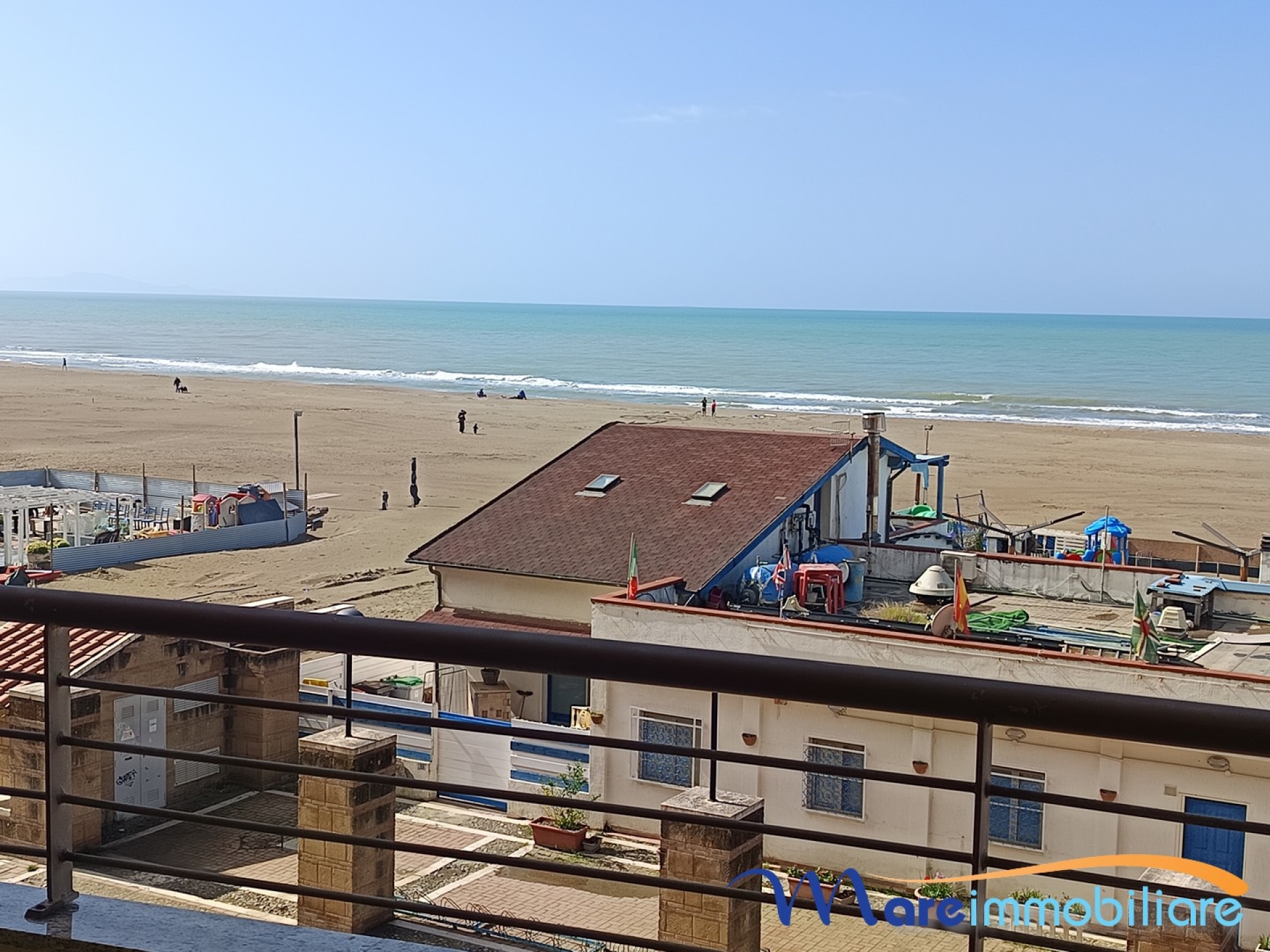fronte mare con 2 camere e posto auto