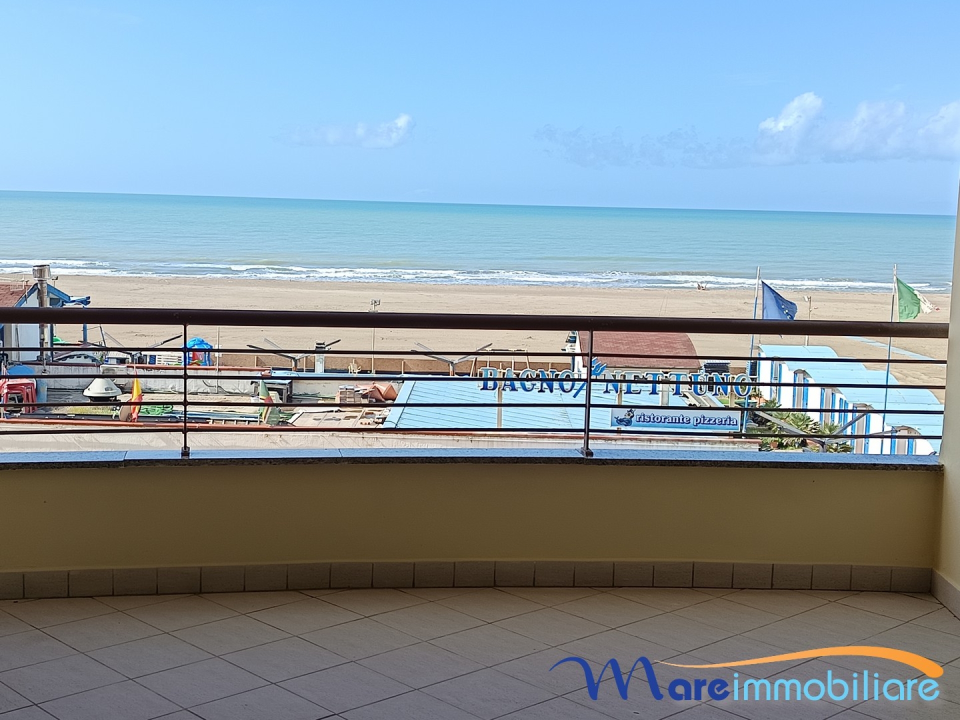 fronte mare con 2 camere e posto auto