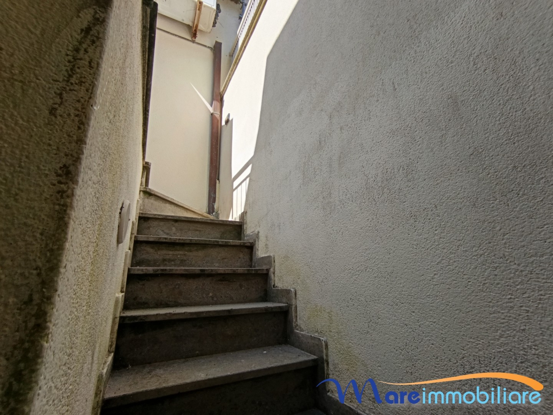 Bilocale con taverna zona sciangai