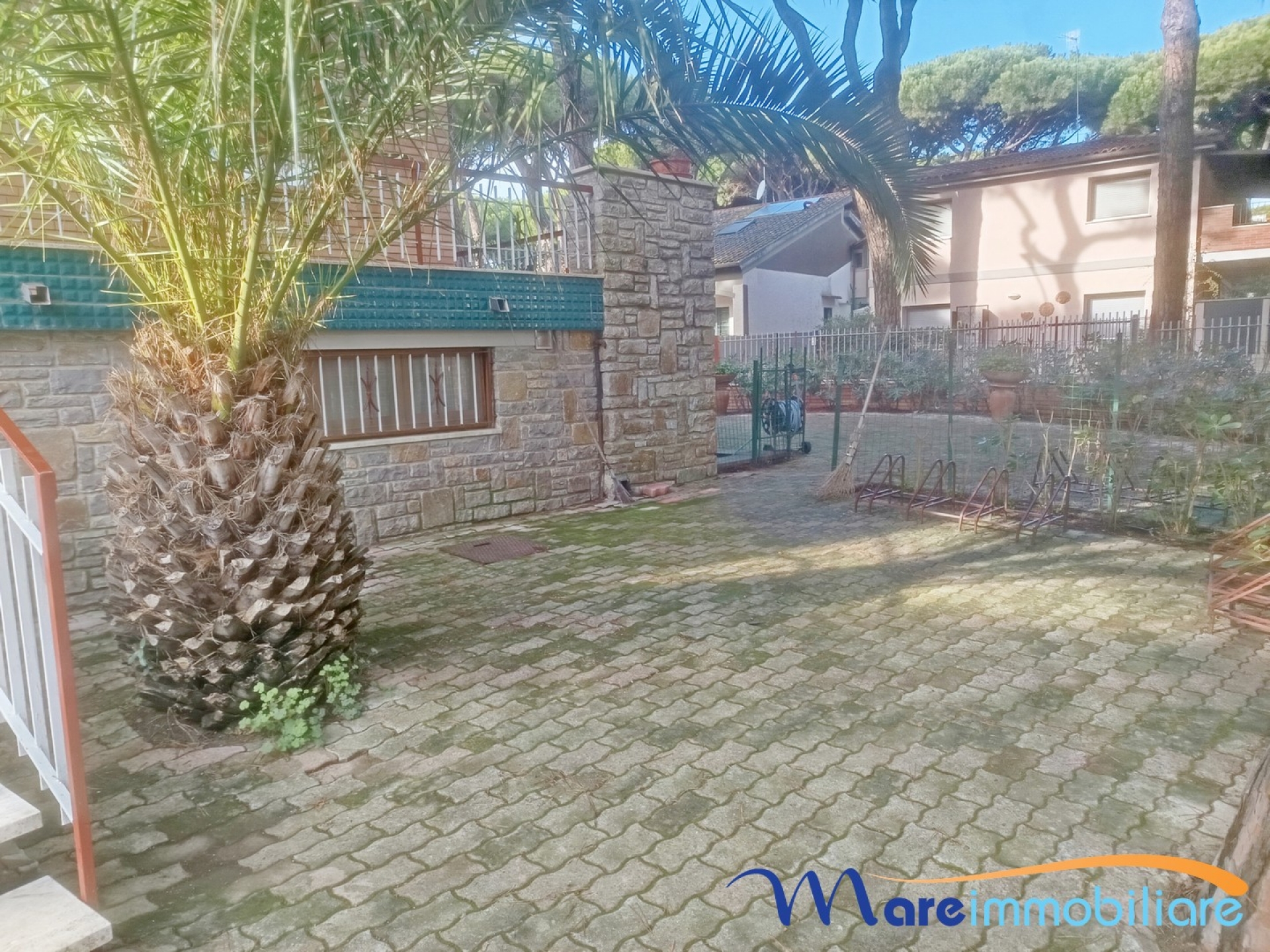 Villetta terra tetto con giardino e posto auto