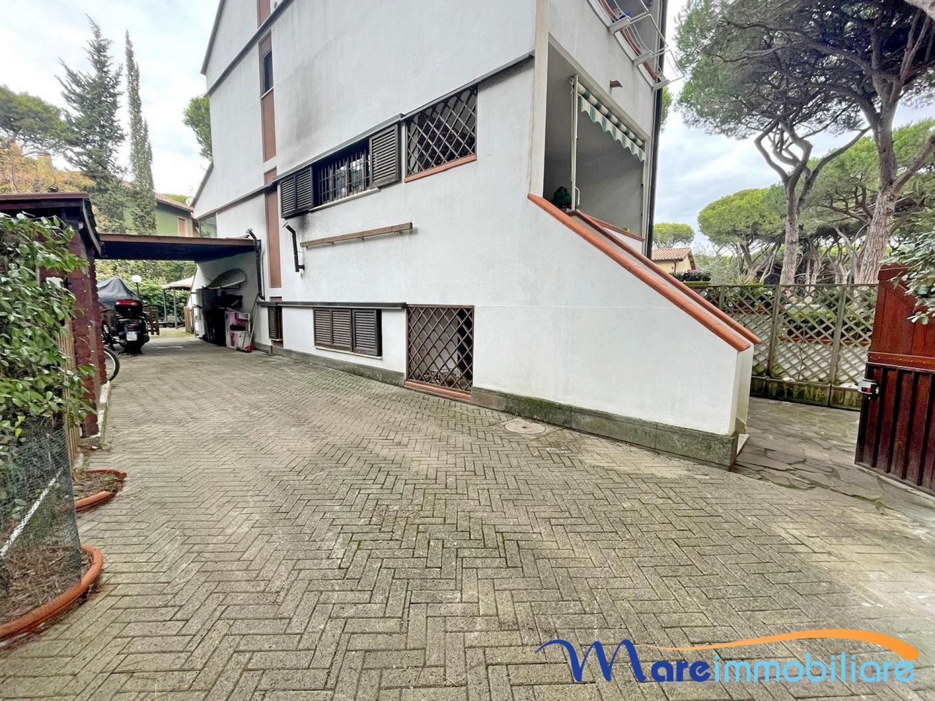 Rosmarina Villetta terra-tetto con giardino e posto auto