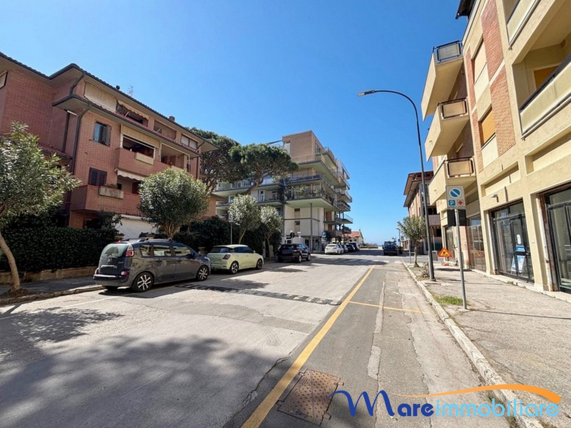 Appartamento indipendente su due livelli con spazi esterni e posto auto, a pochi passi dal mare